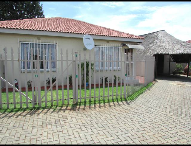 2 BEDROOM TOWNHOUSE FOR SALE IN EIKE PARK